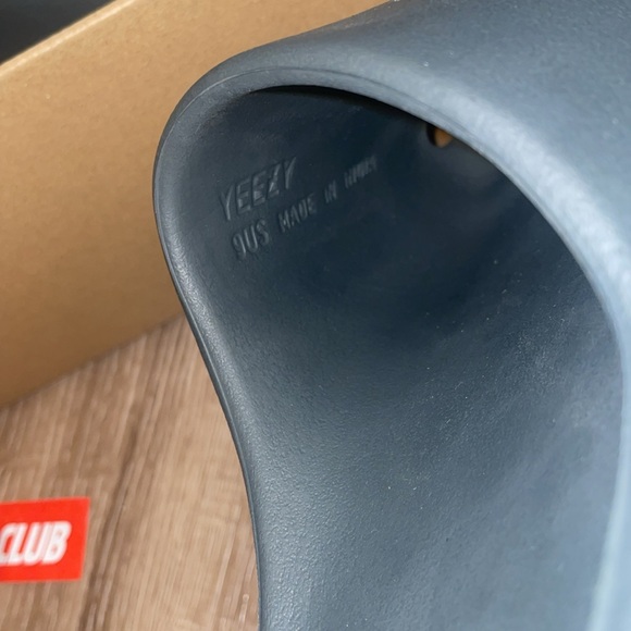 Yeezy slides onyx (size 9us) - Picture 5 of 6